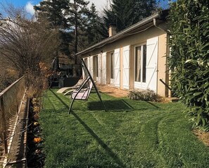 Terrace/patio - Bed and breakfast with mares as neighbors, riders welcome. (Fraisses)