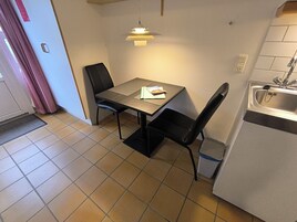 Estudio económico, patio, vistas al jardín | Servicio de la habitación