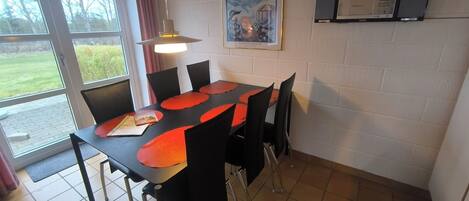 Comfort Apartment, Multiple Beds, Kitchen, Garden View | In-room dining