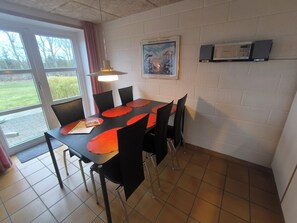 Departamento Confort, varias camas, cocina, vista al jardín | Servicio a la habitación
