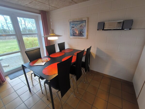 Comfort Apartment, Multiple Beds, Kitchen, Garden View | In-room dining