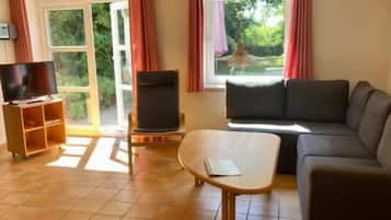 Standard Apartment, 2 Single Beds, Kitchen, Garden View | Living area