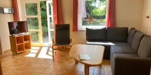 Standard Apartment, 2 Twin Beds, Kitchen, Garden View | Living area