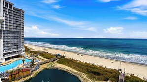 Un hotel con piscina, acceso a la playa y vistas al océano.