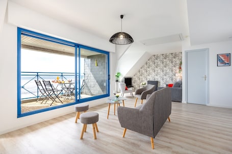 Télévision. Le Belvédère - vue sur mer ; plage accessible à pied