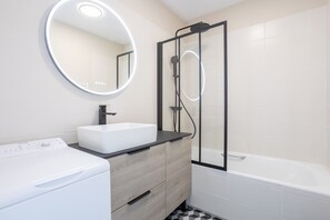 Shower, hair dryer, towels
