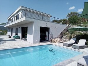 Pool - Bed and Breakfast 'Chambre 2 Dans La Takamaka' with Mountain View, Wi-Fi and Air Conditioning (Marseille)