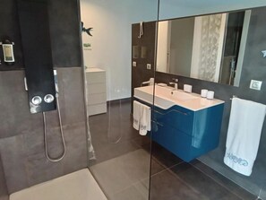 Bathroom - Bed and Breakfast 'Chambre 2 Dans La Takamaka' with Mountain View, Wi-Fi and Air Conditioning (Marseille)