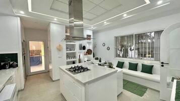 House, 4 Bedrooms, Private Pool, Garden View | Private kitchen