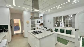 House, 4 Bedrooms, Private Pool, Garden View | Private kitchen