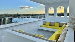 A rooftop terrace with a pool, seating area, and a view of the landscape. - Villa les Oliviers 4 Chambres (Manzil Bu Zalafah)