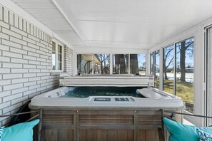 Indoor spa tub