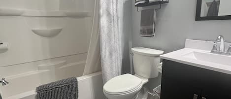 Secador de cabelo, toalhas de banho, sabonete, papel higiênico