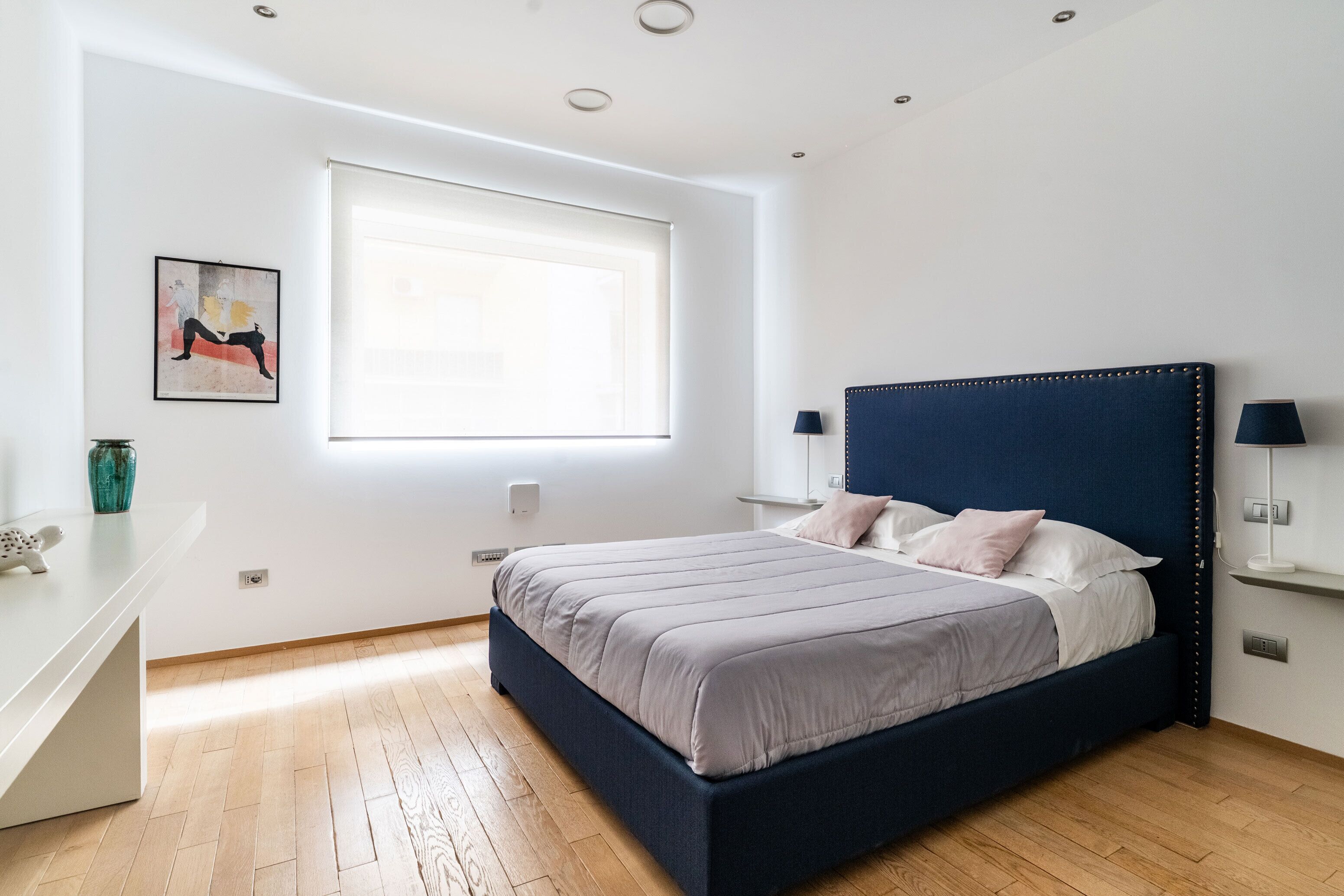 Tabla de planchar con plancha, internet y ropa de cama 