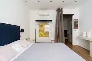Iron/ironing board, Internet, bed sheets - Leone Central Suite Bari by BarbarHouse (Bari)