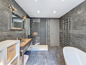 Shower, hair dryer - HENRI CAMILLE RE-  Beach House - 2 bedrooms house - Garden - 3 min beaches (Cannes)