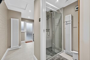 Apartment | Bathroom shower - Central Belfast Apartments Rosetta Residence (Belfast)