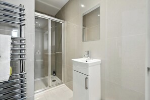 Apartment | Bathroom - Central Belfast Apartments Queens Residence (Belfast)