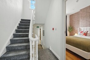 Hallway - Central Belfast Apartments Queens Residence (Belfast)