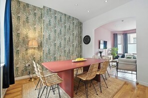 Apartment | Dining room - Central Belfast Apartments Queens Residence (Belfast)
