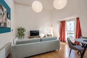 Apartment | Living area - Central Belfast Apartments - The Cathedral Loft (Belfast)