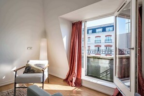 Apartment | Living area - Central Belfast Apartments - The Cathedral Loft (Belfast)