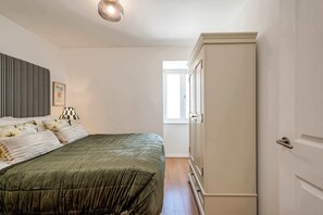 Apartment | Living area - Central Belfast Apartments - The Cathedral Loft (Belfast)
