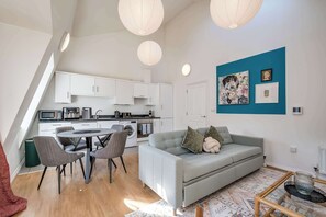 Apartment | Living area - Central Belfast Apartments - The Cathedral Loft (Belfast)