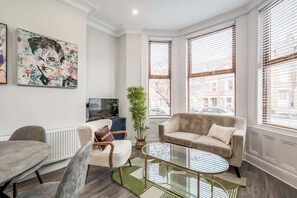 Living area - Central Belfast Apartments - The Malone Suites (Belfast)