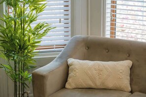 Living area - Central Belfast Apartments - The Malone Suites (Belfast)