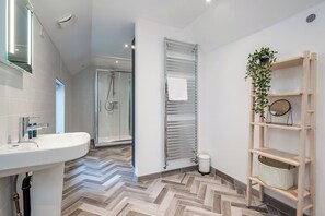 Apartment, 1 Bedroom (Superior) | Bathroom - Central Belfast Apartments Queens Lofts (Belfast)