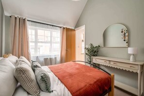 Apartment (Family) | Living area - Central Belfast Apartments Somerset Mews (Belfast)