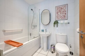 Hair dryer, towels, soap, shampoo - Central Belfast Apartments Somerset Mews (Belfast)