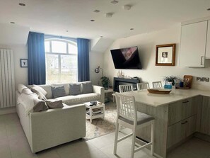 Appartamento, 3 camere da letto (Deluxe) | Area soggiorno | TV a schermo piatto
