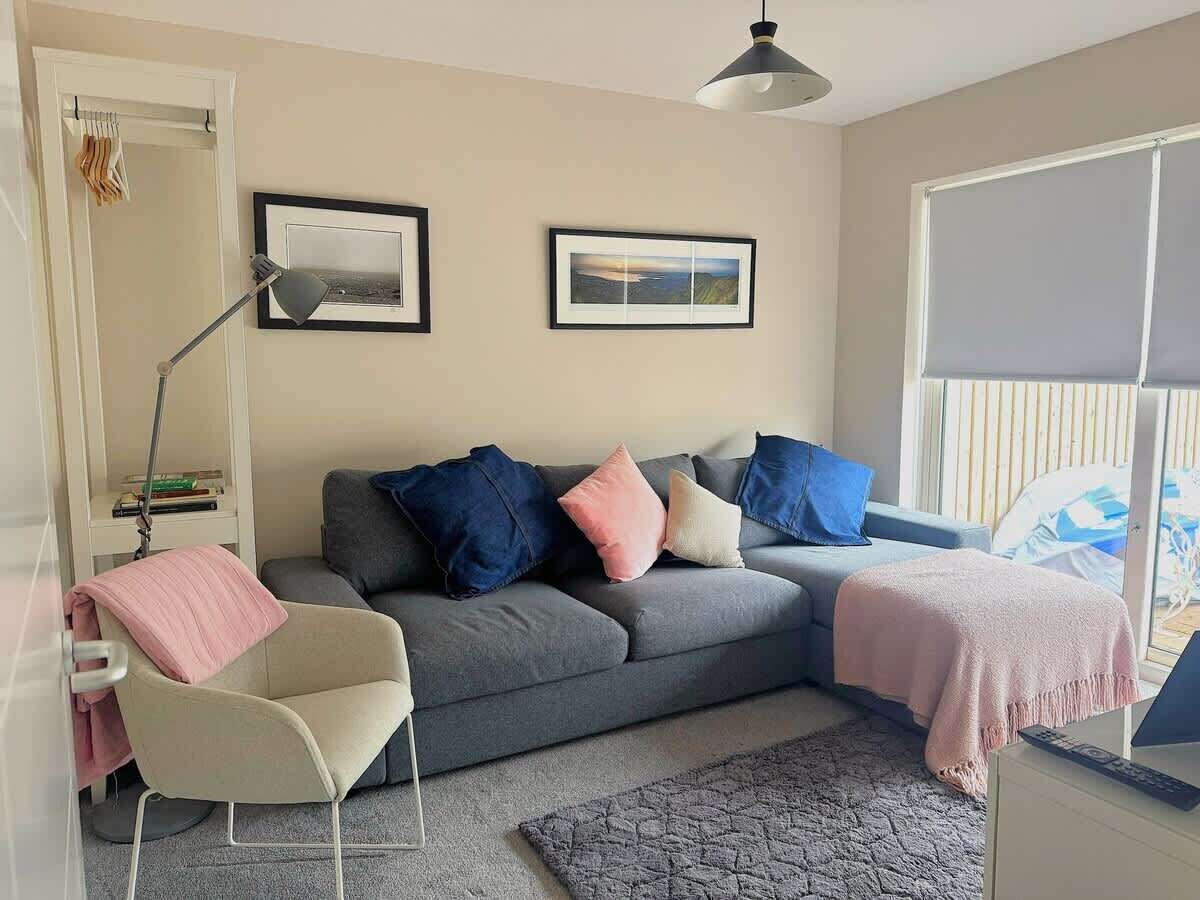 Apartment, 3 Bedrooms (Deluxe) | Living area