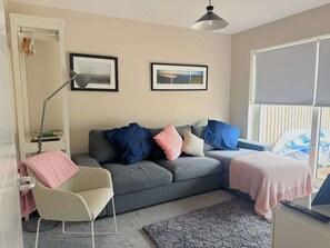 Appartamento, 3 camere da letto (Deluxe) | Area soggiorno | TV a schermo piatto