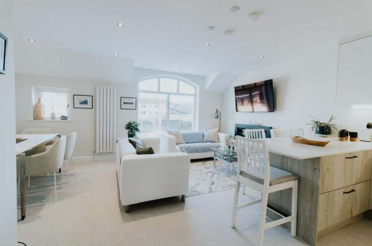 Apartment, 3 Bedrooms (Deluxe) | Living area