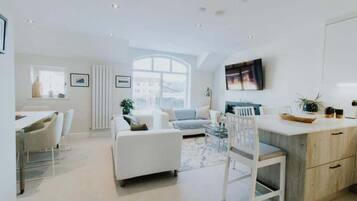 Apartment, 3 Bedrooms (Deluxe) | Living area