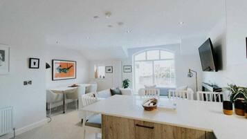 Apartment, 3 Bedrooms (Deluxe) | Living area