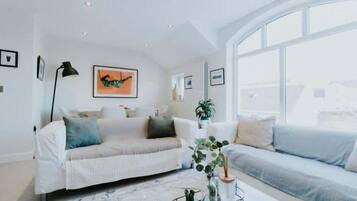 Apartment, 3 Bedrooms (Deluxe) | Living area