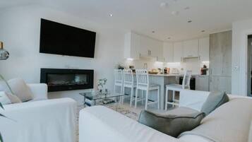 Apartment, 3 Bedrooms (Deluxe) | Living area