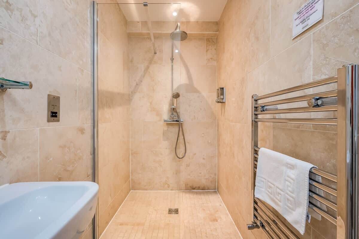 Deluxe Double Room | Iron/ironing board, WiFi (free), bed sheets