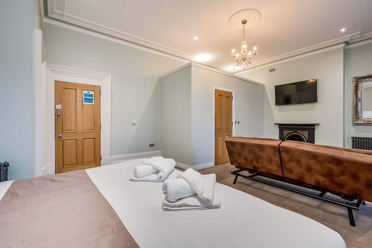 Deluxe Double Room | Iron/ironing board, WiFi (free), bed sheets