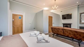 Deluxe Double Room | Iron/ironing board, WiFi (free), bed sheets