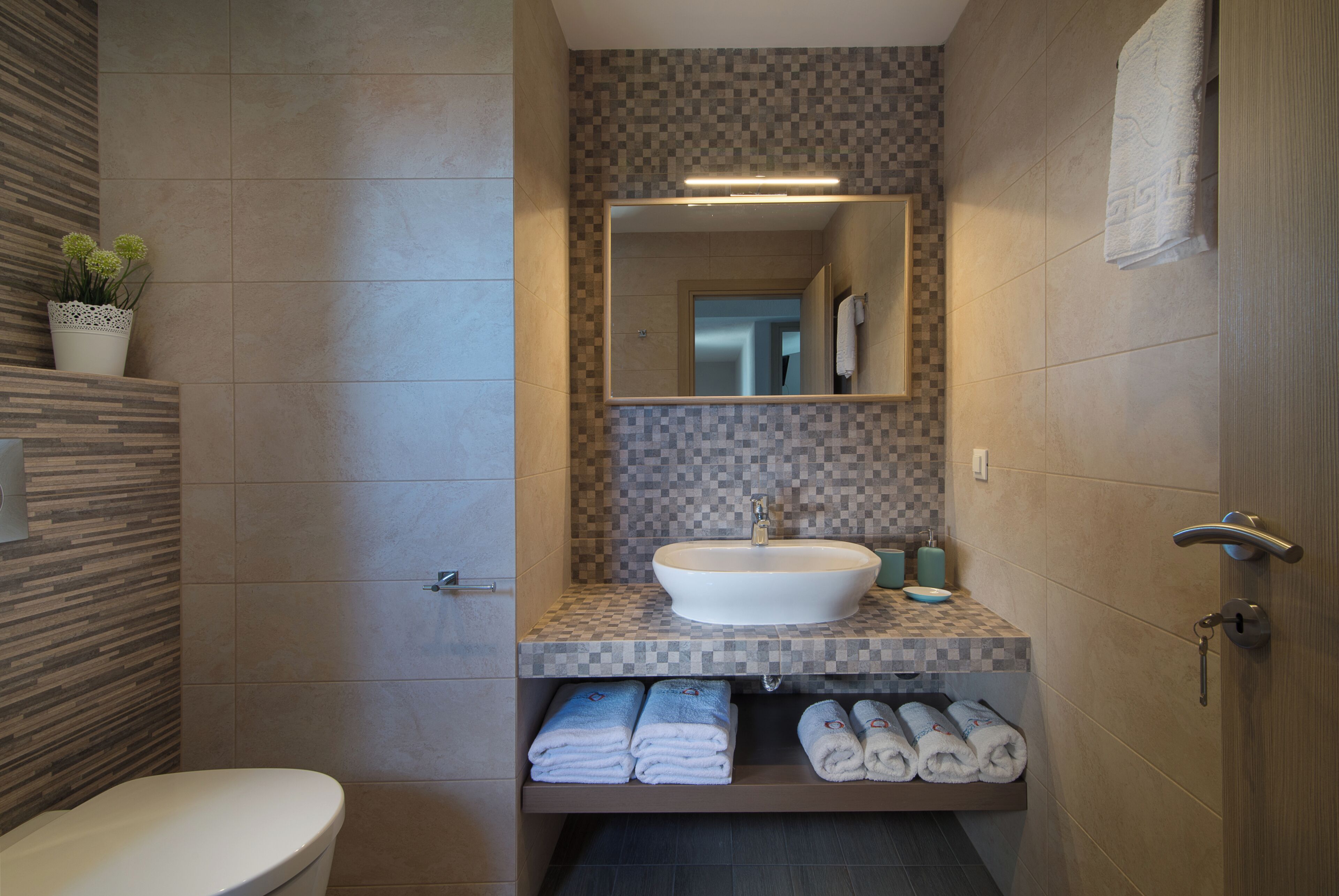 Appartement Duplex | Salle de bain | Douche, sèche-cheveux, chaussons, serviettes fournies