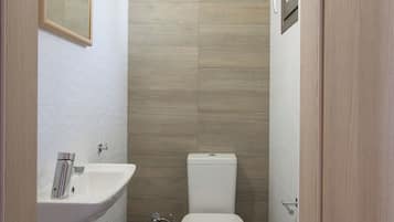 Duplex | Bathroom | Shower, hair dryer, slippers, towels