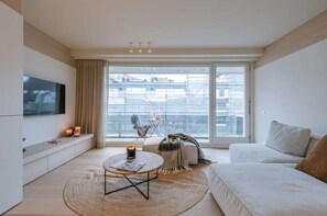 TV, offices - Stylish coastal apartment for 4 with sea view (Knokke-Heist)