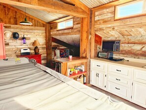 1 bedroom, WiFi, bed sheets - Rustic 2nd Story Apartment w/small kitchen (LaCrosse)