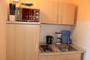 Refrigerador, microondas, parrilla de estufa y cafetera y tetera 