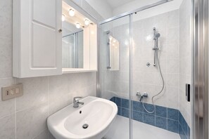 Shower, bidet - Shopping Center 2 - Carraro Immobiliare Jesolo (Lido di Jesolo)